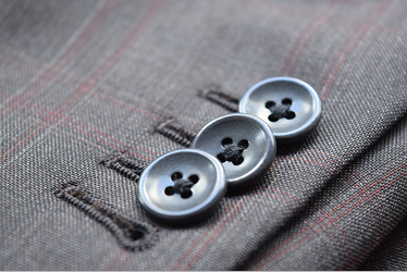 スーツの袖口のボタン
