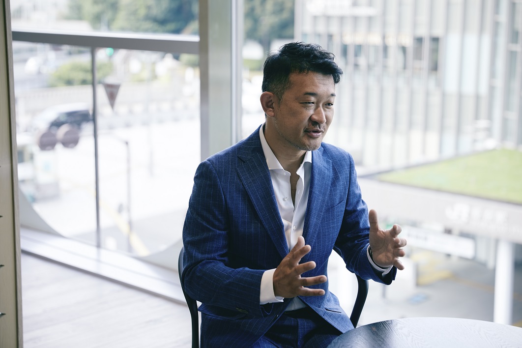 吉松哲郎が話している様子