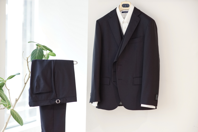 オーダースーツ　濃紺 シンプルな濃紺無地でもオーラ溢れる1着に-吉祥寺店スーツ