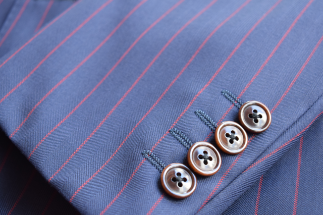 スーツの袖口のボタン