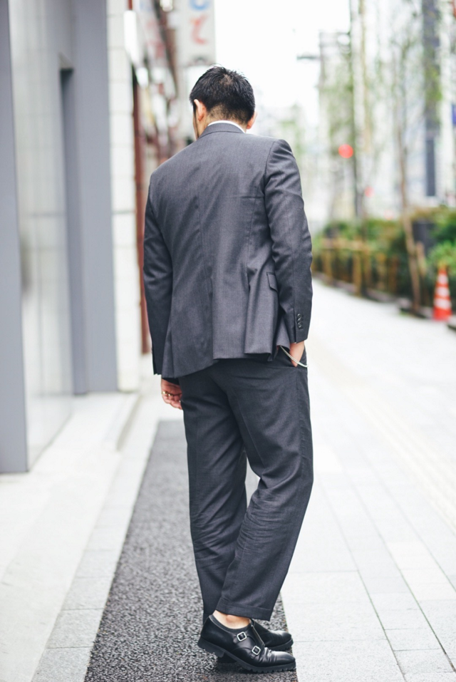 オーダースーツを着た男性